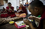 Beschreibung: INDIEN - Leben im Exil (tibetische Flchtlinge) <br /> Mnche essen Mahlzeit im Reception Center, eine vorbergehende Unterkunft fr neu angekommene tibetische Flchtlinge in McLeod Ganj, Dharamsala, Indien, wo der Dalai Lama nach seiner Flucht aus Tibet im Jahr 1959 besiedelt nach einem gescheiterten Aufstand gegen die chinesische Herrschaft, 29. Mai 2009.