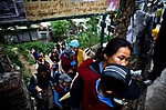 Beschreibung: INDIEN - Leben im Exil (tibetische Flchtlinge) <br /> tibetische Eltern abholen Kinder von der Schule in McLeod Ganj, Dharamsala, Indien, wo der Dalai Lama nach seiner Flucht aus Tibet im Jahr 1959 besiedelt nach einem gescheiterten Aufstand gegen die chinesische Herrschaft, 30. Mai 2009 .