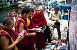 Beschreibung: INDIEN - Leben im Exil (tibetische Flchtlinge) von Edward Wong .. Monks Shop Sneakers in McLeod Ganj, Dharamsala, Indien, wo der Dalai Lama nach seiner Flucht aus Tibet im Jahr 1959 nach einem gescheiterten Aufstand gegen die chinesische Herrschaft, 1. Juni 2009 nieder.