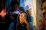 Beschreibung: INDIEN - Leben im Exil (Tibetan Refugees) Junge Tibeter passieren Zeit in der Stadt von McLeod Ganj, Dharamsala, Indien, wo der Dalai Lama nach seiner Flucht aus Tibet im Jahr 1959 nach einem gescheiterten Aufstand gegen die chinesische Herrschaft, 30. Mai 2009 nieder.