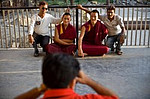 Beschreibung: INDIEN - Leben im Exil (tibetische Flchtlinge) <br /> Indianer nehmen Fotos mit Mnchen des Namgyal-Kloster, gegenber des Dalai Lama Aufenthalt in McLeod Ganj, Dharamsala, Indien, wo der Dalai Lama nach seiner Flucht aus Tibet im Jahr 1959 besiedelt nach einem gescheiterten Aufstand gegen die chinesische Herrschaft, 3. Juni 2009.