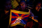 Beschreibung: INDIEN - Leben im Exil (tibetische Flchtlinge) <br /> tibetischen Nonnen halten eine Flagge von Tibet, die in China whrend eines Candle-Light-Mahnwache zum 20. Jahrestag der Proteste auf dem Platz Tianmen in McLeod Ganj, Dharamsala, Indien, wo der Dalai Lama ist verboten nieder, nachdem Flucht aus Tibet im Jahr 1959 nach einem gescheiterten Aufstand gegen die chinesische Herrschaft, 3. Juni 2009.