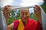 Beschreibung: INDIEN - Dalai Lama <br /> Dalai Lama wirft, wie er khata, ein weier Schal gegeben zu hheren tibetischen Lama in seiner Residenz in Dharamsala, Indien, 25. Mai 2009 zu ehren erhlt.