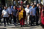 Beschreibung: INDIEN - Dalai Lama <br /> Dalai Lama macht seinen Weg auf den Tempel zu Morgengebet Zeremonie in Dharamsala, Indien, 26. Mai 2009 teilzunehmen.