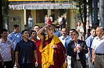 Beschreibung: INDIEN - Dalai Lama <br /> Dalai Lama macht seinen Weg auf den Tempel zu Morgengebet Zeremonie in Dharamsala, Indien, 26. Mai 2009 teilzunehmen.