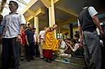 Beschreibung: INDIEN - Dalai Lama <br /> Dalai Lama gibt Segen fr tibetische Buddhisten wie er seinen Weg macht aus dem Tempel nach einem Morgengebet Zeremonie in Dharamsala, Indien, 26. Mai 2009.