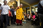 Beschreibung: INDIEN - Dalai Lama <br /> Dalai Lama macht seinen Weg aus dem Tempel nach einem Morgengebet Zeremonie in Dharamsala, Indien, 26. Mai 2009.