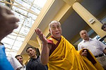 Beschreibung: INDIEN - Dalai Lama <br /> Dalai Lama macht seinen Weg aus dem Tempel nach einem Morgengebet Zeremonie in Dharamsala, Indien, 26. Mai 2009.