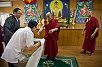 Beschreibung: INDIEN - Dalai Lama <br /> Dalai Lama erhlt khata, ein weier Schal gegeben, um hhere tibetische Lama zu ehren, aus buddhistischer nach der Audienz Treffen mit taiwanesischen Buddhisten Gruppe in Dharamsala, Indien, 26. Mai 2009.