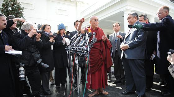 Peking sieht es nicht gern, wenn westliche Regierungschefs das  Oberhaupt der Tibeter treffen. Der US-Prsident empfngt den Dalai Lama trotzdem. Wegen der amerikanischen Schulden ist die Stimmung zwischen China und den USA bereits gereizt.