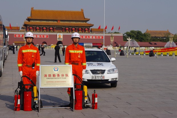 Chinesische Feuerwehrleute auf dem Tianan'men Platz in Peking
