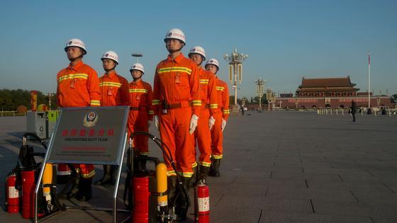 Feuerwehrmnner auf dem Platz des Himmlischen Friedens in Peking - ...