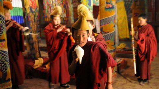 Junge tibetische Mnche bei einer Zeremonie in der Provinz Qinghai