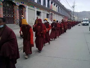 http://www.igfm-muenchen.de/tibet/RFA/2010/Monk-Procession-RFA.jpg