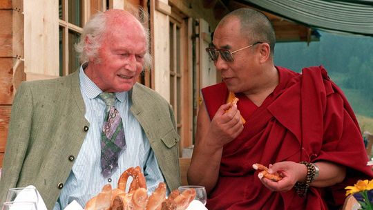 Heinrich Harrer mit dem Dalai Lama im Juli 1992