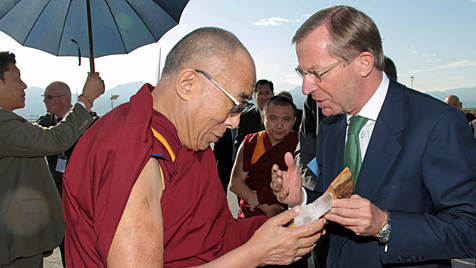 Beschreibung: Dalai Lama erhlt Bergkristall als Abschiedsgeschenk (Bild: APA/LPB/FRANZ NEUMAYR)