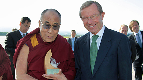 Beschreibung: Dalai Lama erhlt Bergkristall als Abschiedsgeschenk (Bild: GROHAG)