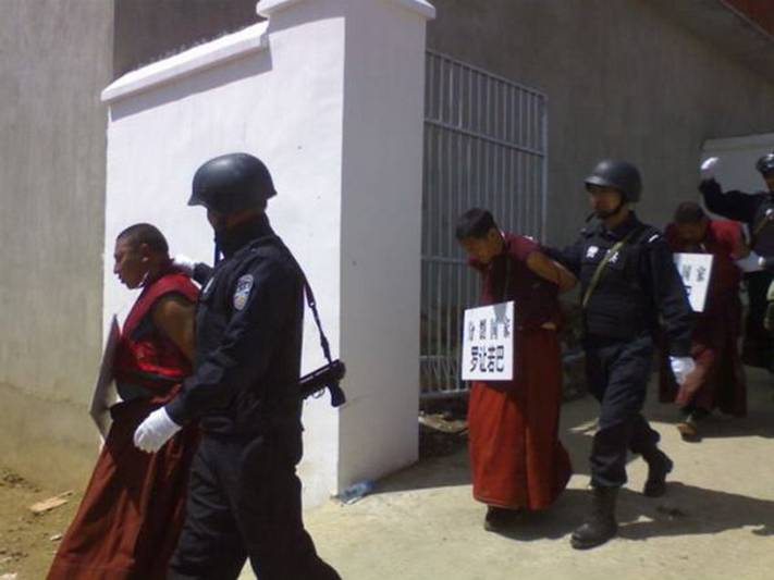 Beschreibung: Gegen den verzweifelten Protest der Tibeter fllt Peking nur ein Mittel ein:...