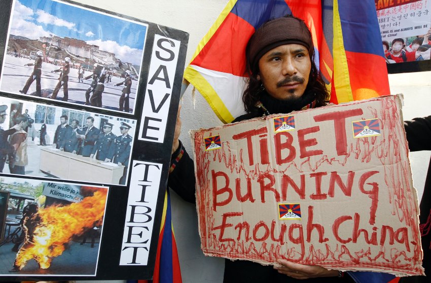 Beschreibung: "Tibet brennt. Es ist genug, China": Ein Exil-Tibeter demonstriert vor der...