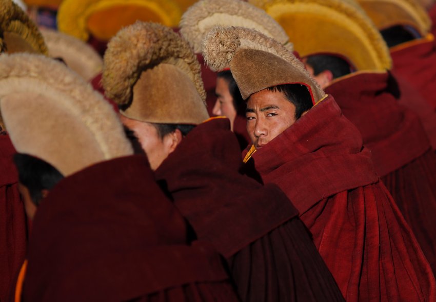 Beschreibung: Tibetische Mnche beim Gebet in Xiahe, wo die Armee Ende Mai auch gegen eine...