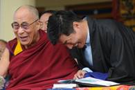Beschreibung: Der Dalai Lama und der Ministerprsident der Tibetischen Zentralregierung  Lobsang Sangay beim 52. Geburtstag des Tibetischen Tags der Demokratie.  Foto: afp, STRDEL