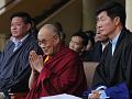 Beschreibung: Der Dalai Lama und der Ministerprsident der Tibetischen Zentralregierung Lobsang Sangay (links) beim 52. Geburtstag des Tibetischen Tags der Demokratie.  Foto: afp, STRDEL